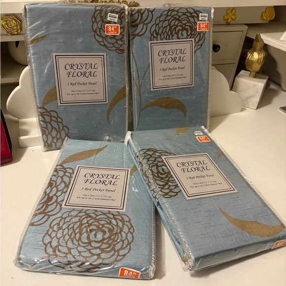 CRYSTAL FLORAL Other - CRYSTAL FLORAL
4 Rod Pocket Panel
54in X 84in (137 X 213 cm) gorgeous colors